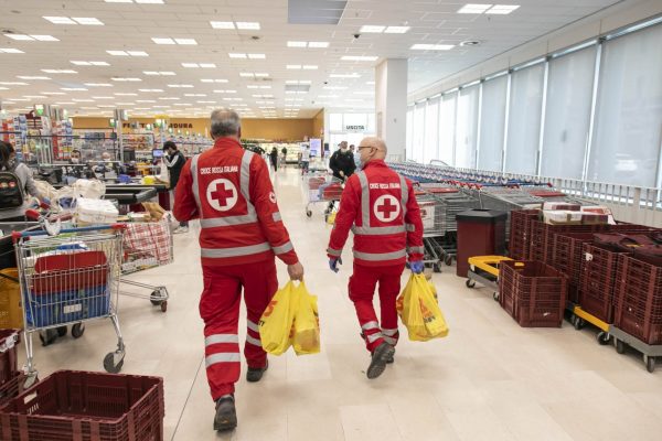 Volontari CRI consegnano pacchi viveri a famiglie in difficoltà