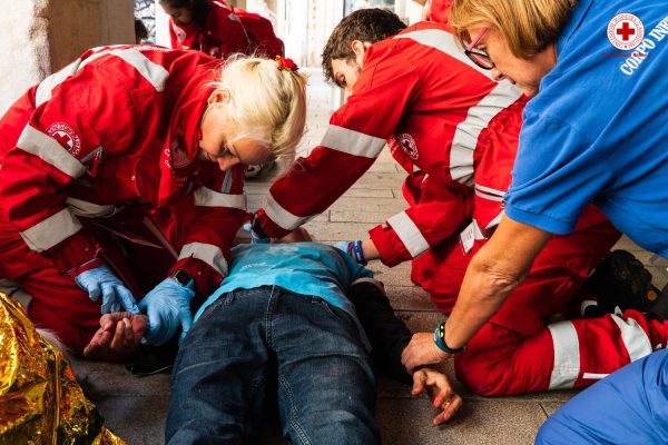Soccorritori della Croce Rossa Italiana in azione