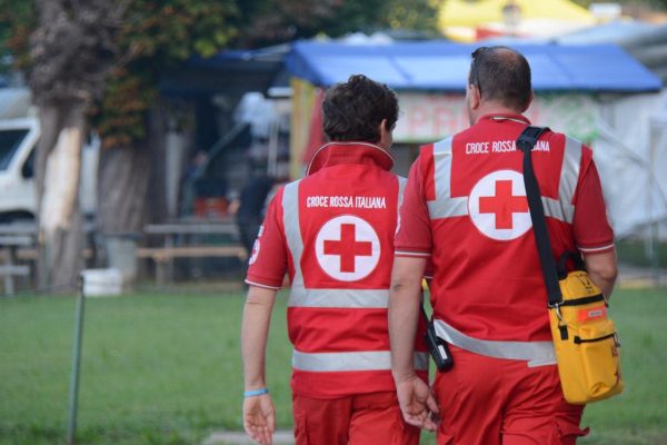 Volontari della Croce Rossa Italiana in servizio di assistenza sanitaria