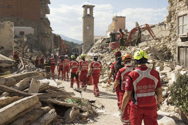 Volontari della Croce Rossa Italiana in un intervento di emergenza