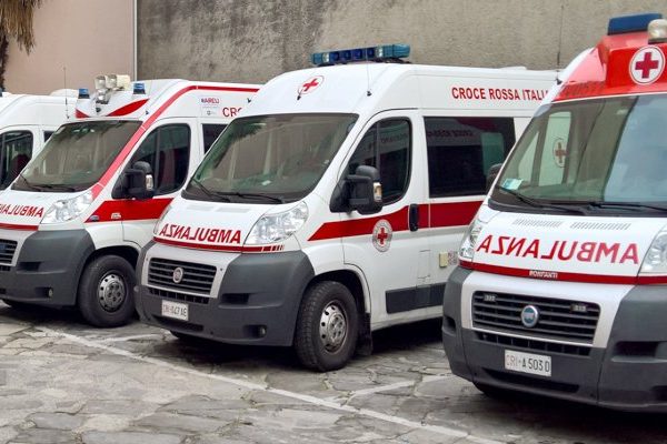 Ambulanza della Croce Rossa Italiana durante un trasporto sanitario